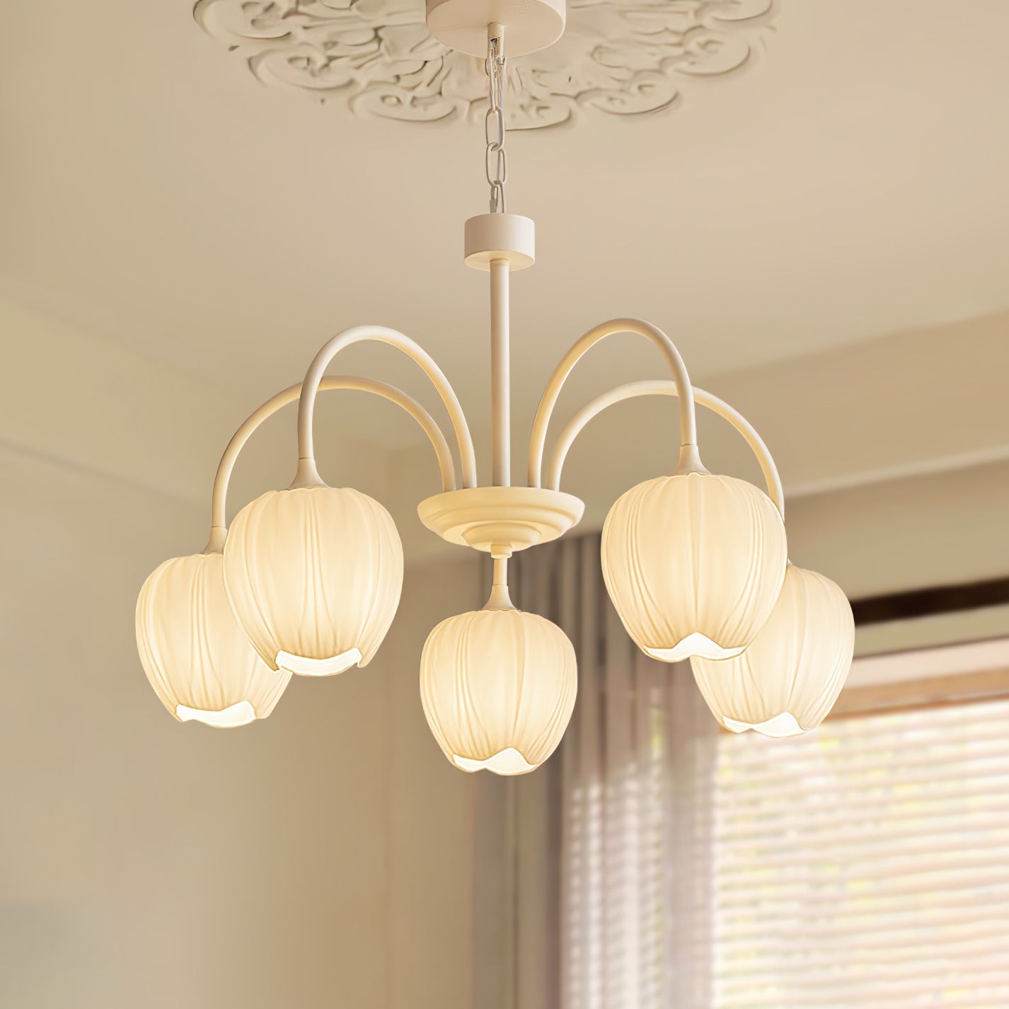Moderne Kroonluchter met Witte Glazen Lampenkap – Stijlvol Design voor Binnenverlichting 3