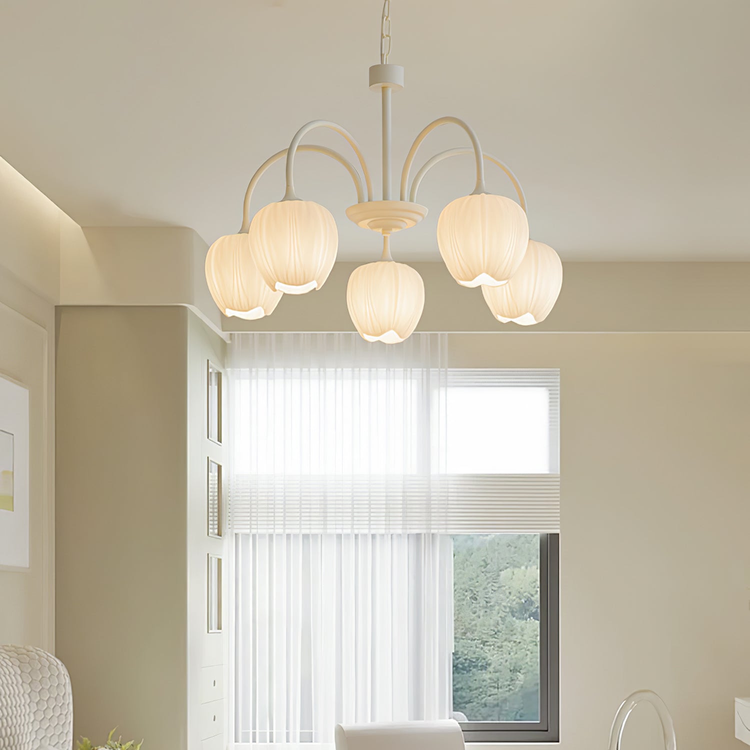 Moderne Kroonluchter met Witte Glazen Lampenkap – Stijlvol Design voor Binnenverlichting 4