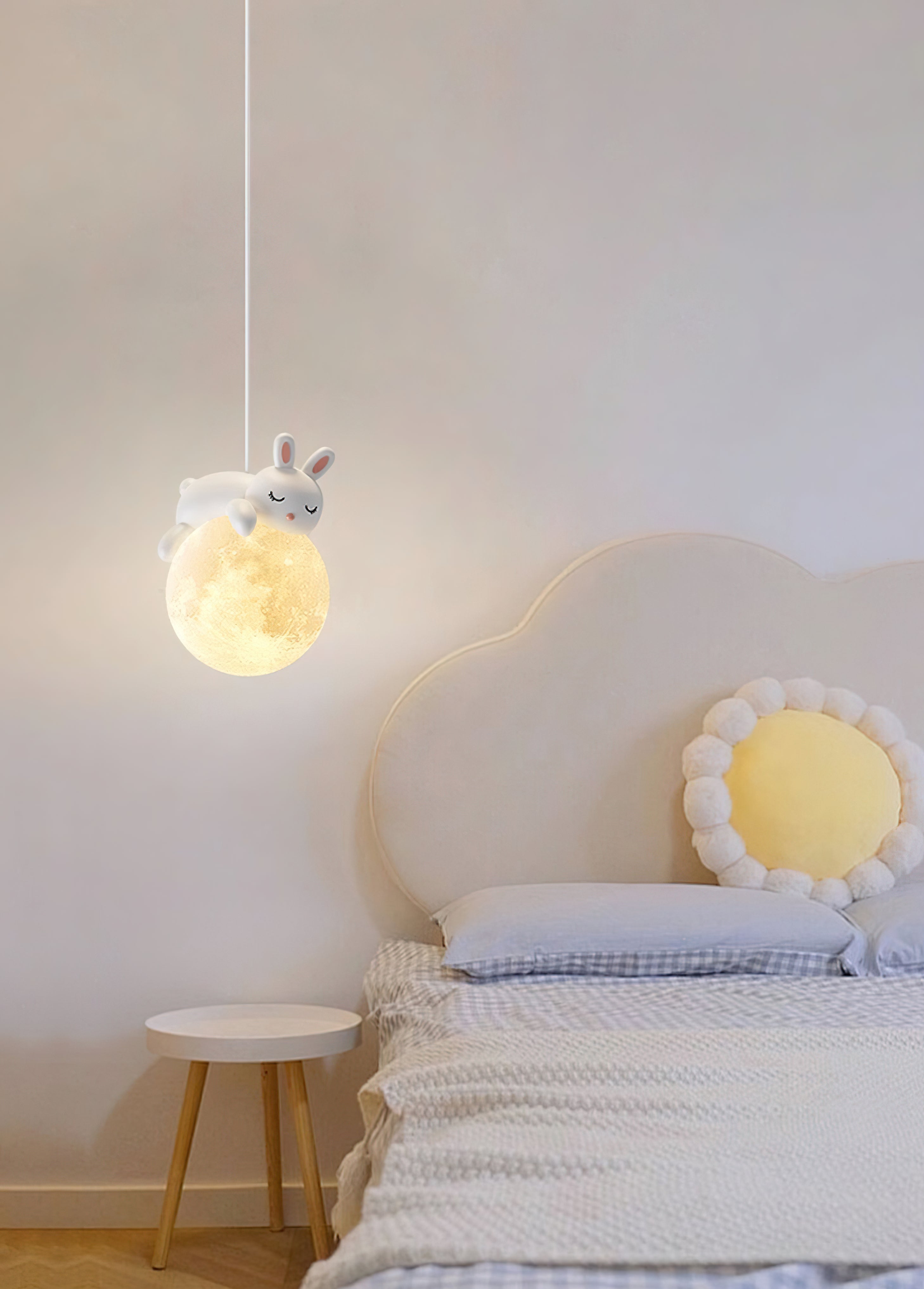 Speelse Hanglamp met Beer en Maan voor de Kinderkamer in Wit en Landelijke Stijl 1