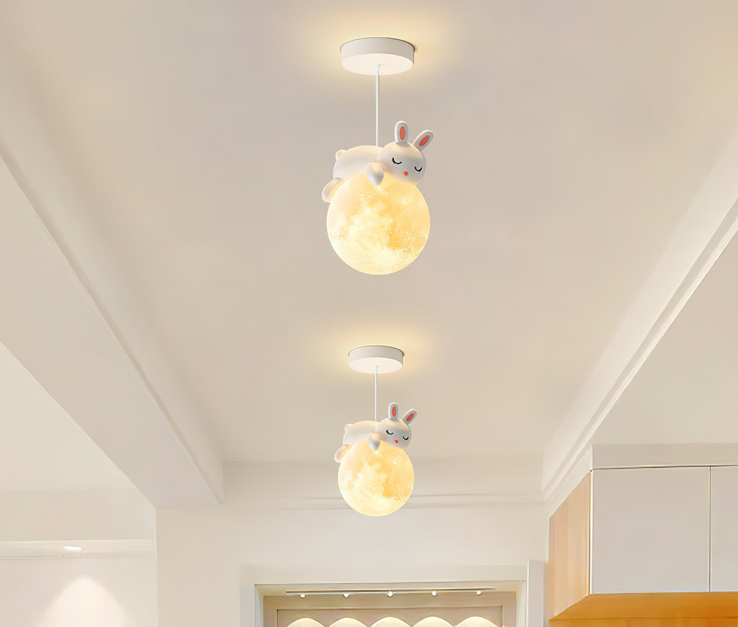 Speelse Hanglamp met Beer en Maan voor de Kinderkamer in Wit en Landelijke Stijl 2