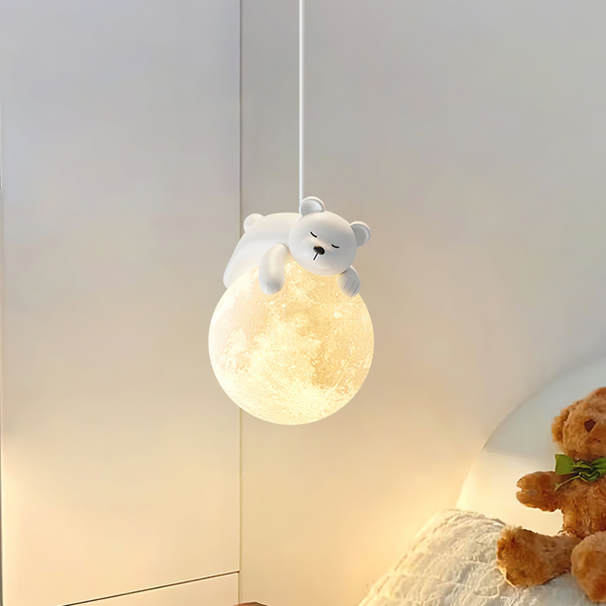 Speelse Hanglamp met Beer en Maan voor de Kinderkamer in Wit en Landelijke Stijl 3