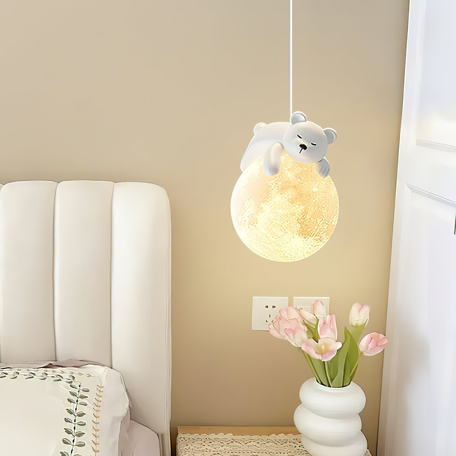 Speelse Hanglamp met Beer en Maan voor de Kinderkamer in Wit en Landelijke Stijl 4