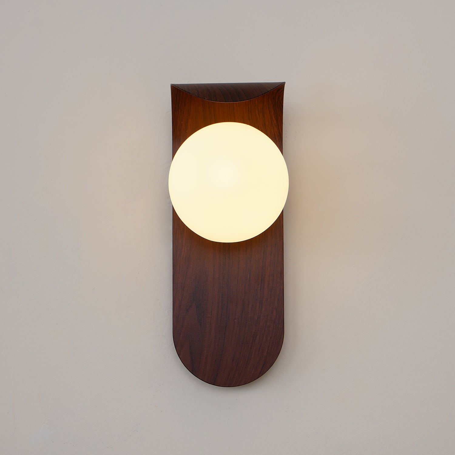 Wandlamp Carlyle met Houten Basis en Matte Bol – Modern Muurlamp voor Binnengebruik 7