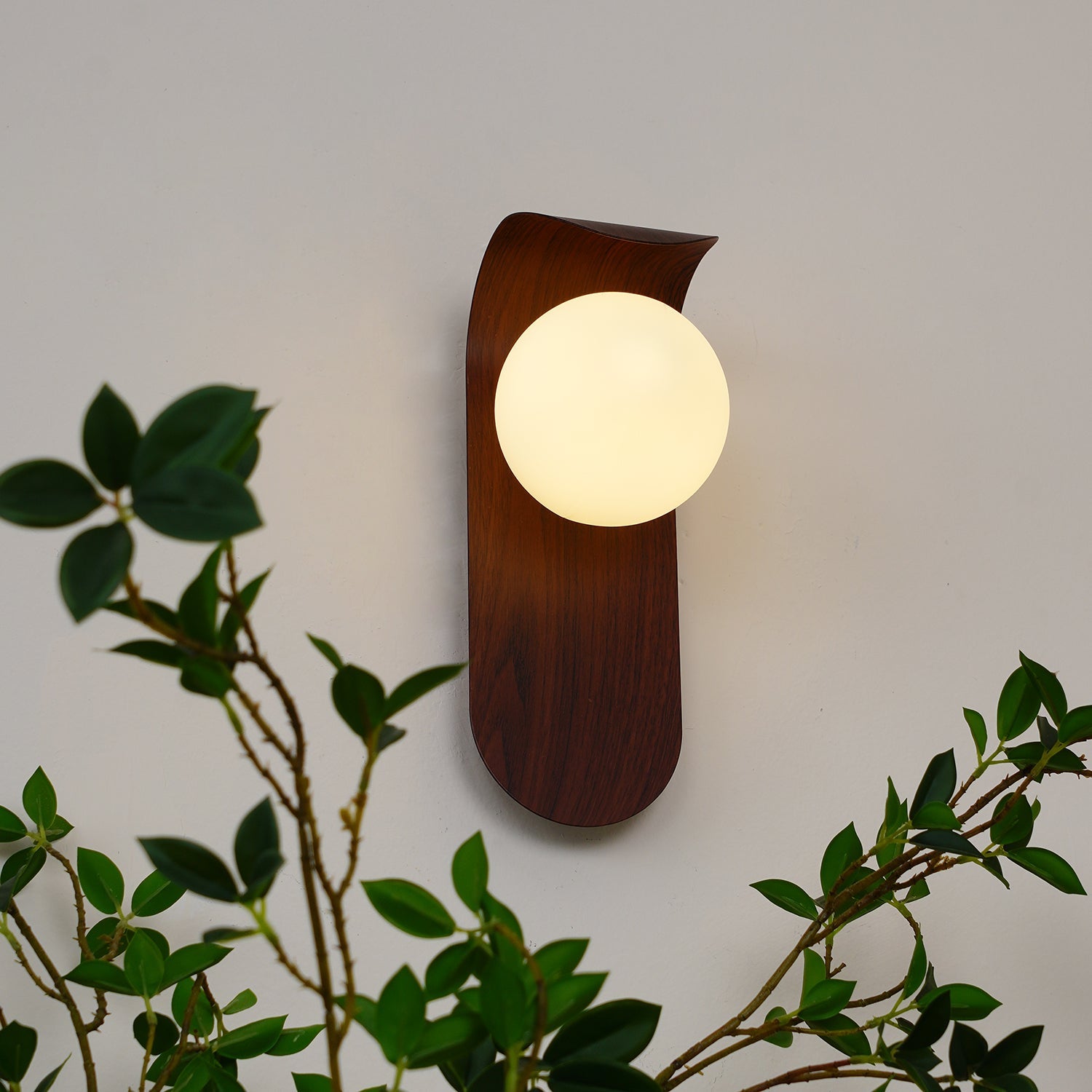 Wandlamp Carlyle met Houten Basis en Matte Bol – Modern Muurlamp voor Binnengebruik 8