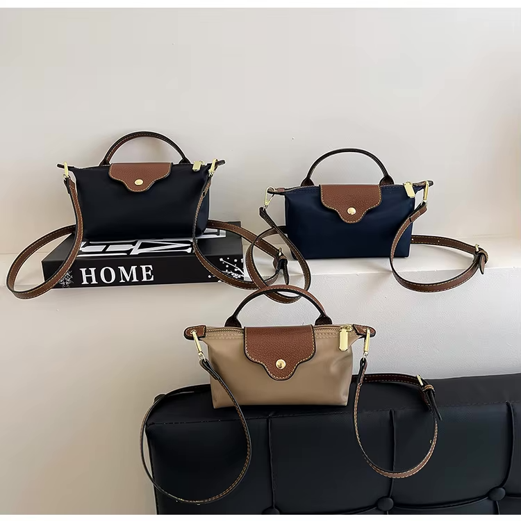 Dames Schoudertas met Luxe Details en Verstelbare Schouderriem 1