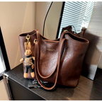 Dames Schoudertas van Vegan Leer met Vintage Look en Afneembaar Hangertje 4