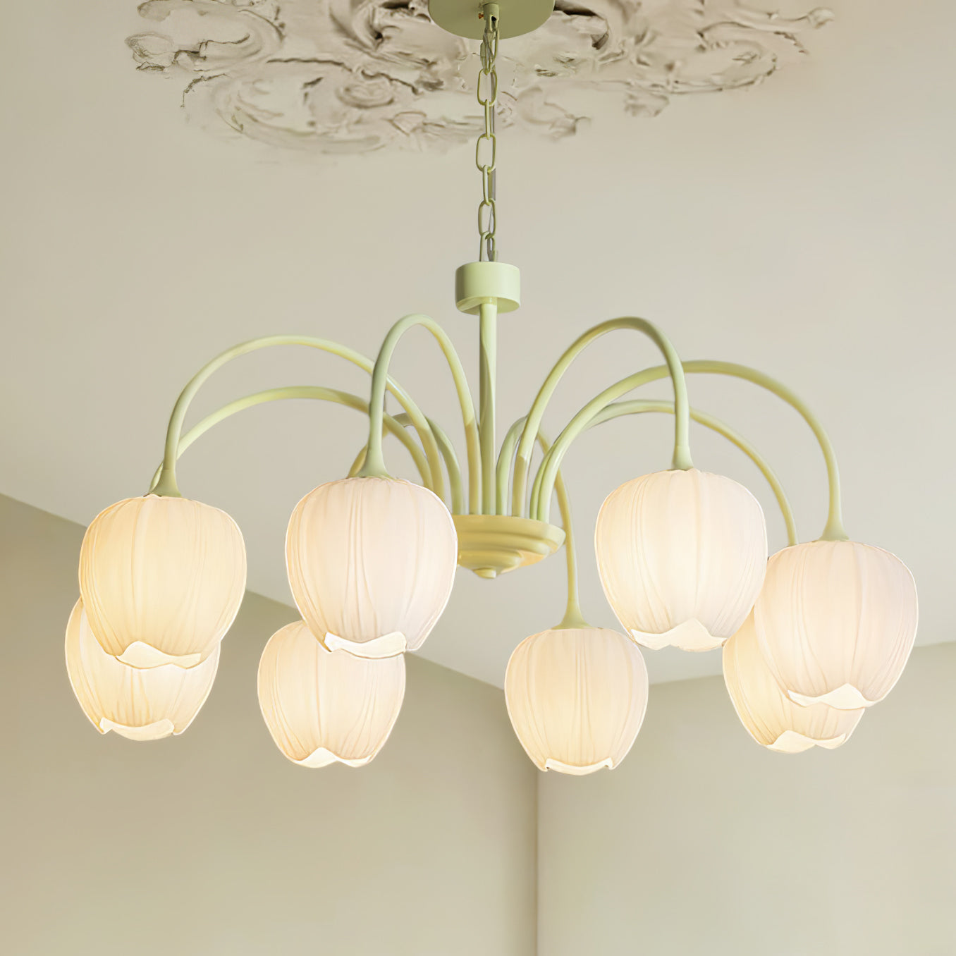 Moderne Kroonluchter met Witte Glazen Lampenkap – Stijlvol Design voor Binnenverlichting 2