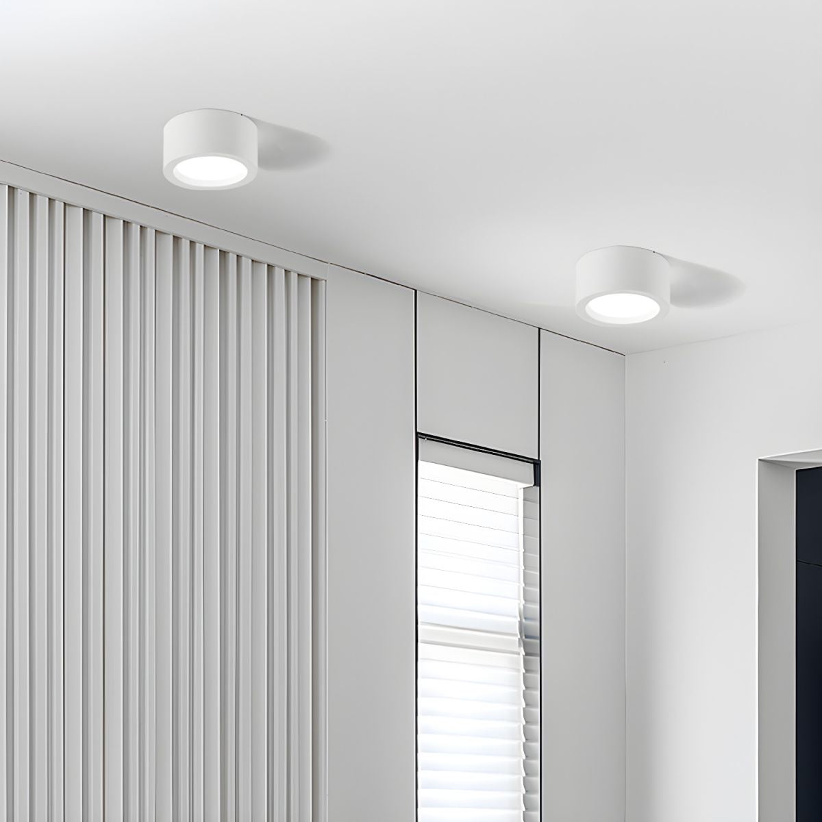 Moderne Zwarte Plafondlamp met Geïntegreerd LED-Licht en Minimalistisch Ontwerp 3