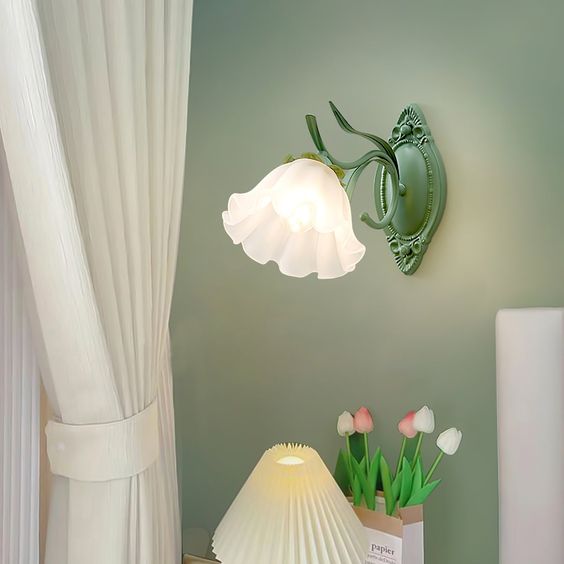 Wandlamp Bloemvorm met Zacht Licht - Muurlamp in Lily of the Valley Design voor Sfeervolle Verlichting 3