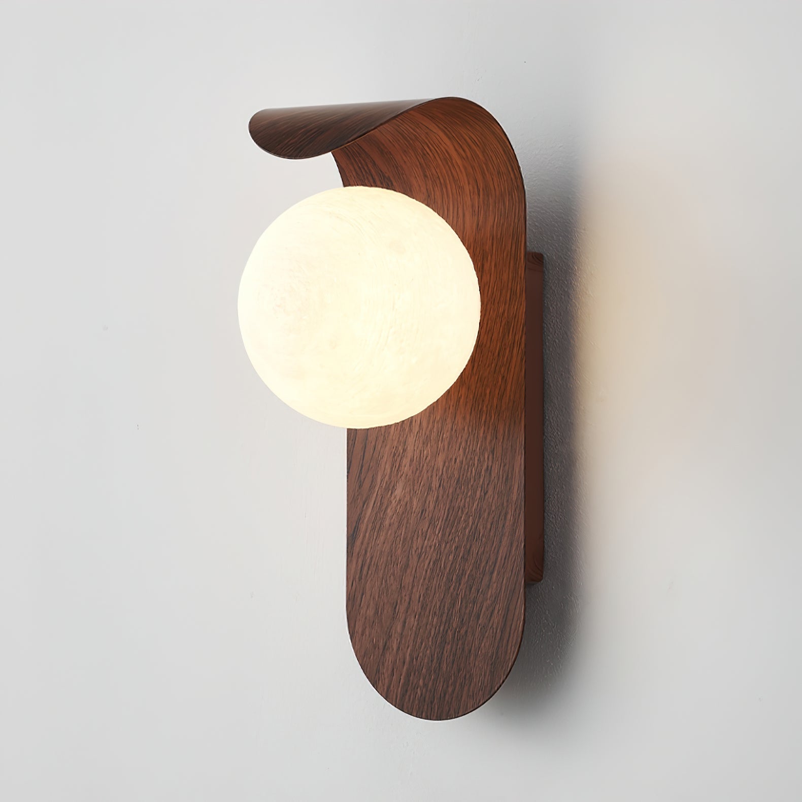 Wandlamp Carlyle met Houten Basis en Matte Bol – Modern Muurlamp voor Binnengebruik 2