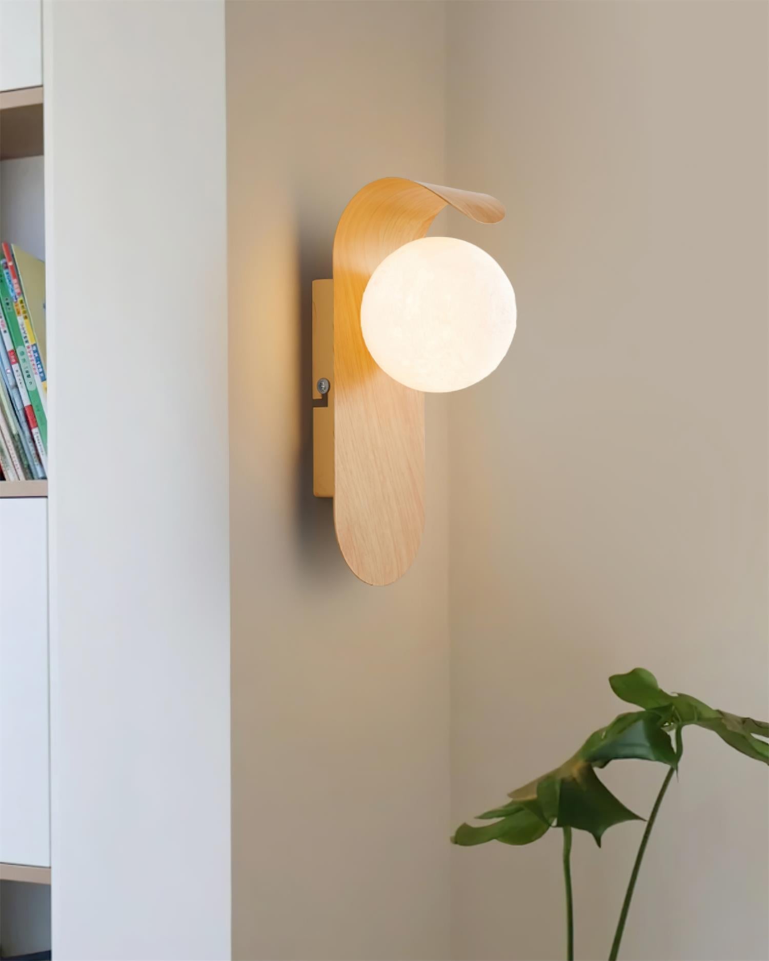 Wandlamp Carlyle met Houten Basis en Matte Bol – Modern Muurlamp voor Binnengebruik 4