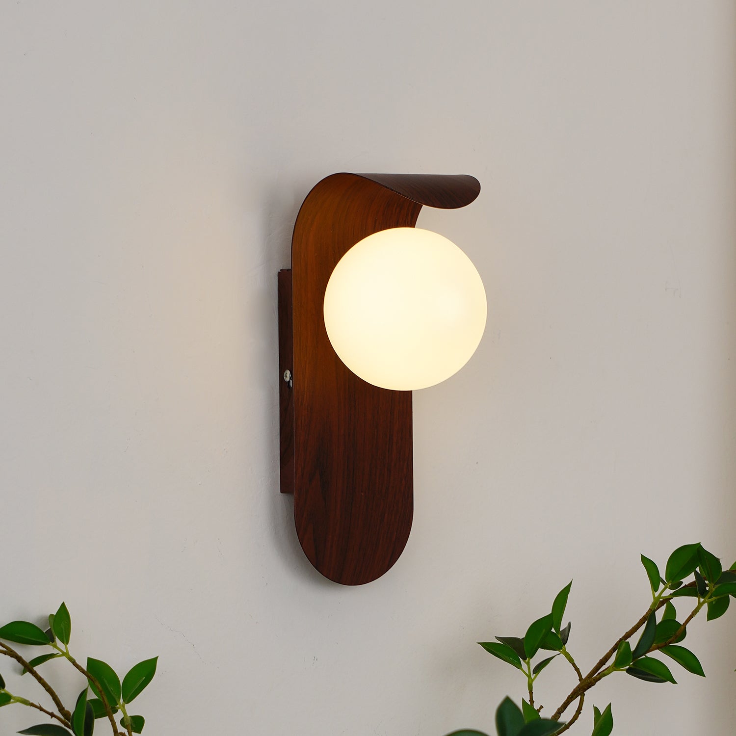 Wandlamp Carlyle met Houten Basis en Matte Bol – Modern Muurlamp voor Binnengebruik 6